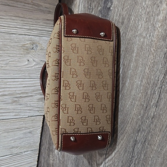 EUC Dooney & Bourke Signature handbag/ crossbody monogramed brown/Tan - Picture 6 of 14
